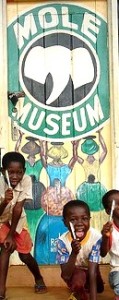 kinderen bij het museum van Mole park