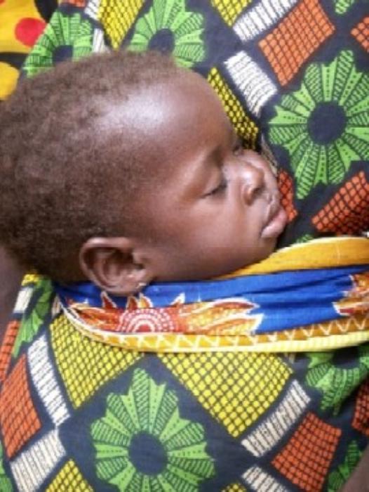 Kind in doek op de rug - Ghana