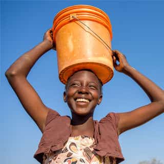 Kinderen dragen water - Ghana